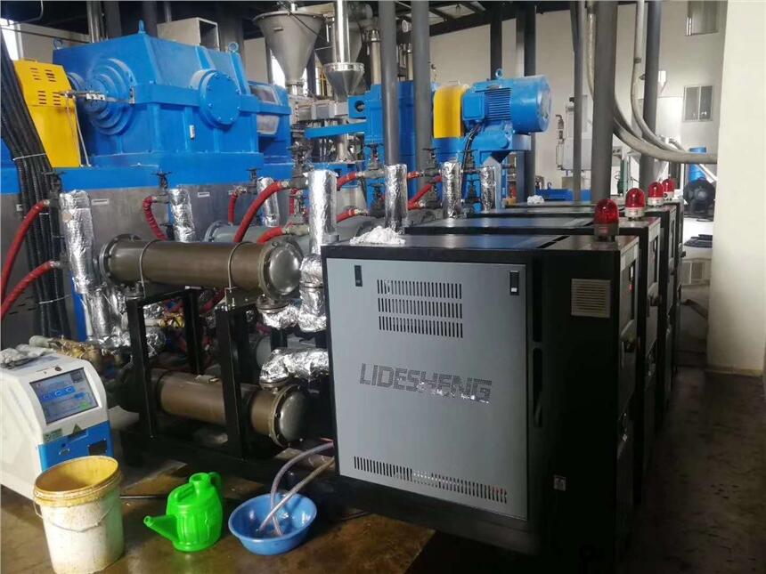 鹽城導熱油加熱器/油循環(huán)模溫機/水溫度控制機/模具溫度控制機/冷熱一體模溫機